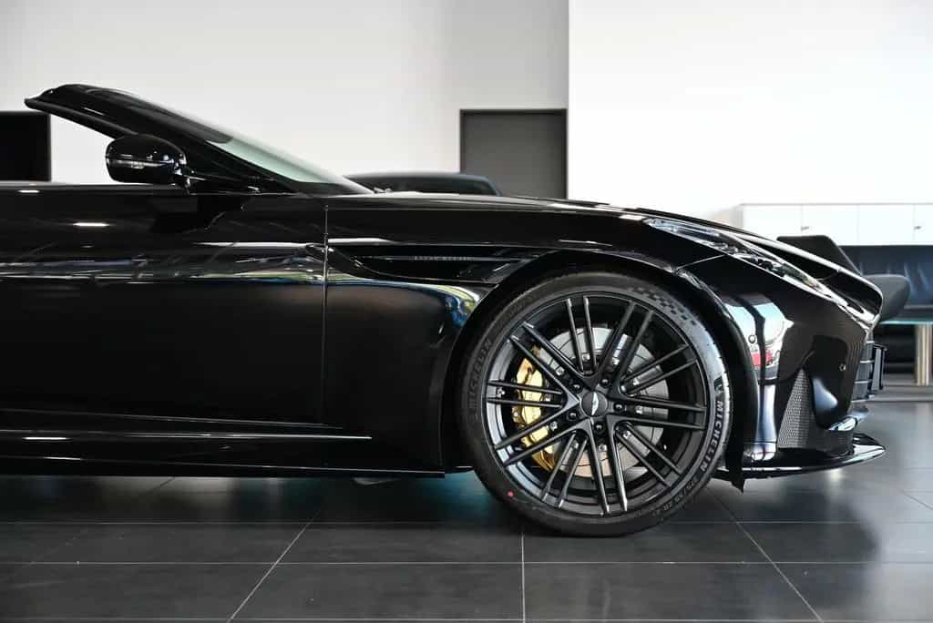 Aston Martin DB12 Volante/Onyx Black/B&W/Inspire Monotone 04/2026-photo-13