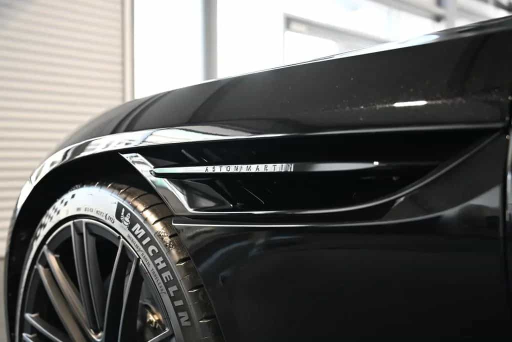 Aston Martin DB12 Volante/Onyx Black/B&W/Inspire Monotone 04/2026-photo-25
