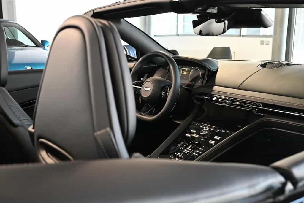 Aston Martin DB12 Volante/Onyx Black/B&W/Inspire Monotone 04/2026-photo-29
