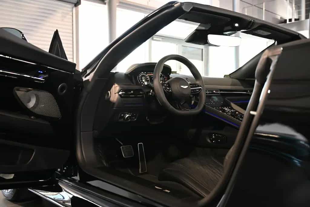 Aston Martin DB12 Volante/Onyx Black/B&W/Inspire Monotone 04/2026-photo-31