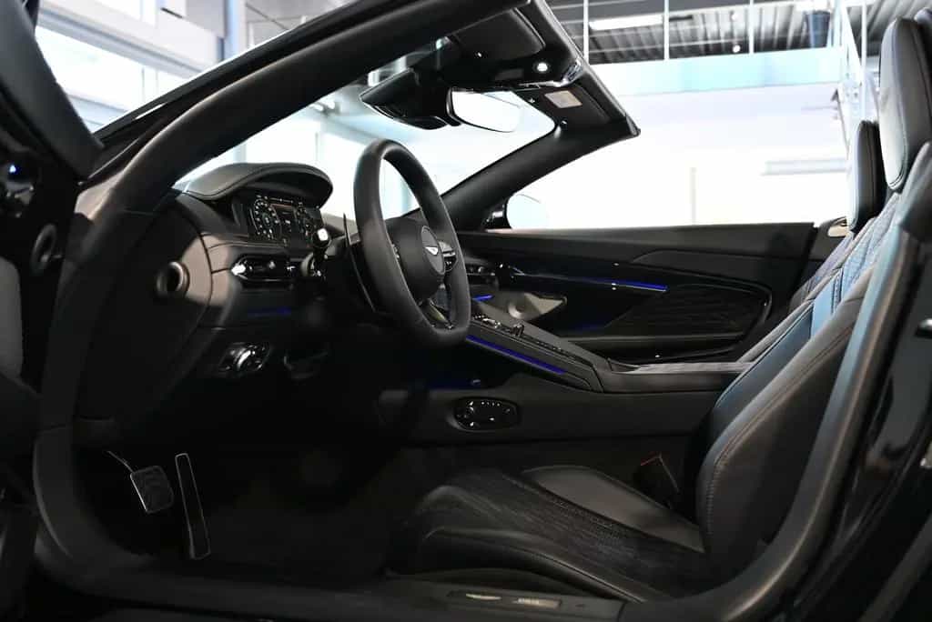 Aston Martin DB12 Volante/Onyx Black/B&W/Inspire Monotone 04/2026-photo-32