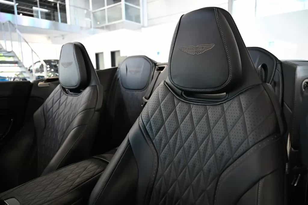 Aston Martin DB12 Volante/Onyx Black/B&W/Inspire Monotone 04/2026-photo-35
