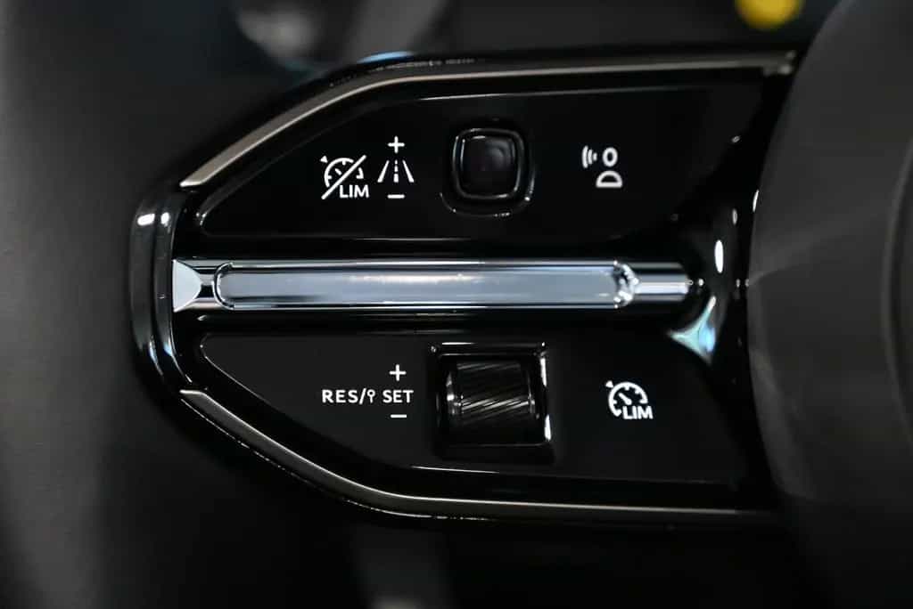 Aston Martin DB12 Volante/Onyx Black/B&W/Inspire Monotone 04/2026-photo-40