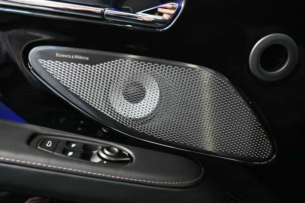 Aston Martin DB12 Volante/Onyx Black/B&W/Inspire Monotone 04/2026-photo-43