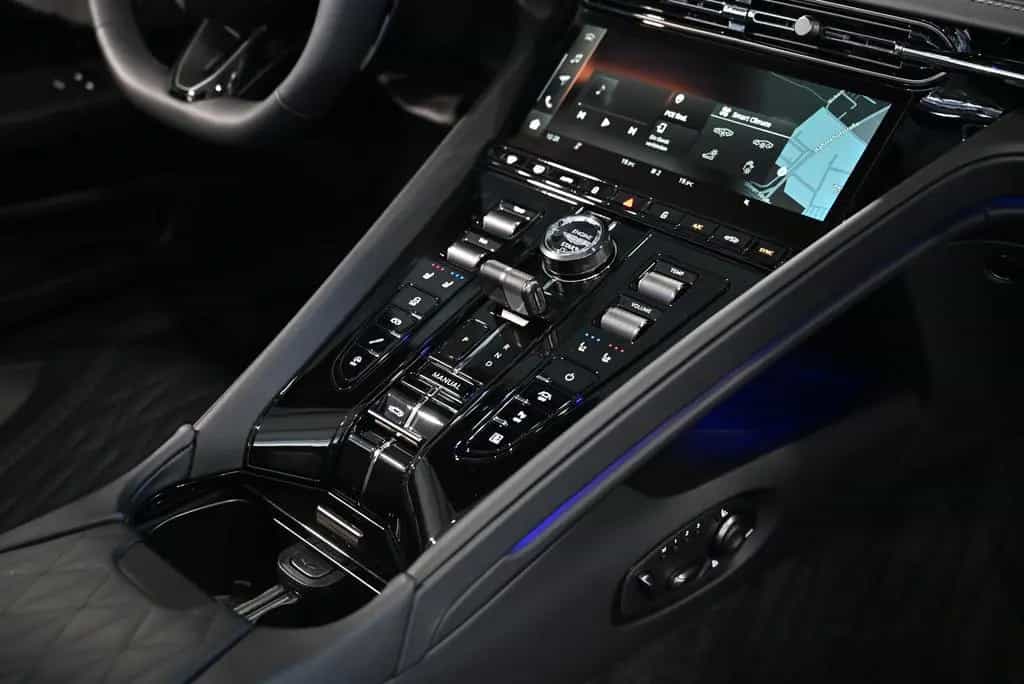 Aston Martin DB12 Volante/Onyx Black/B&W/Inspire Monotone 04/2026-photo-45
