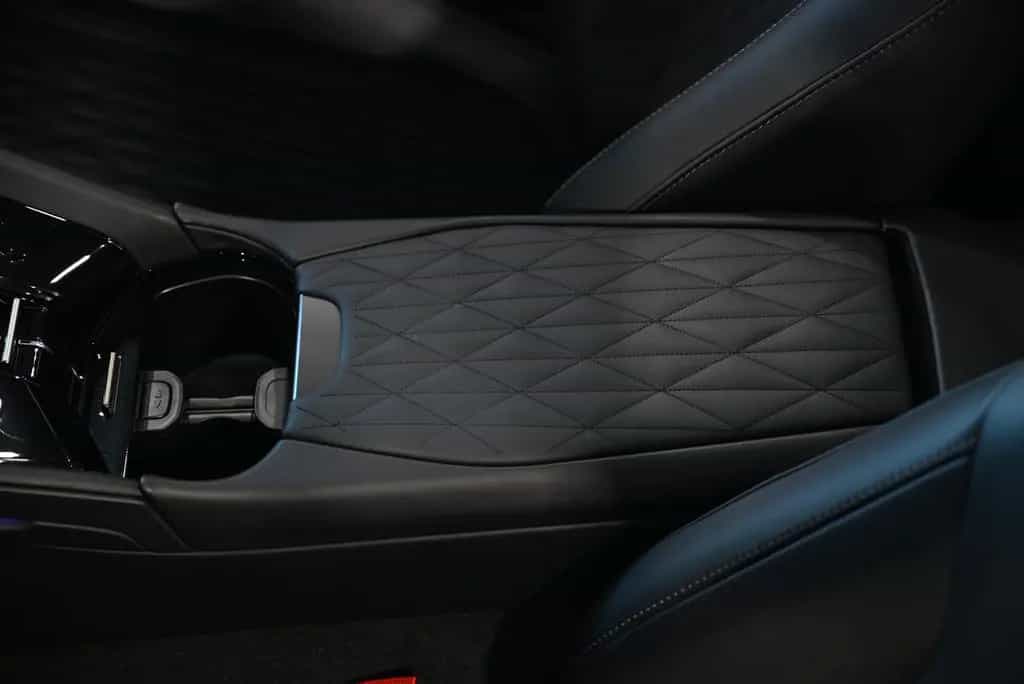 Aston Martin DB12 Volante/Onyx Black/B&W/Inspire Monotone 04/2026-photo-48