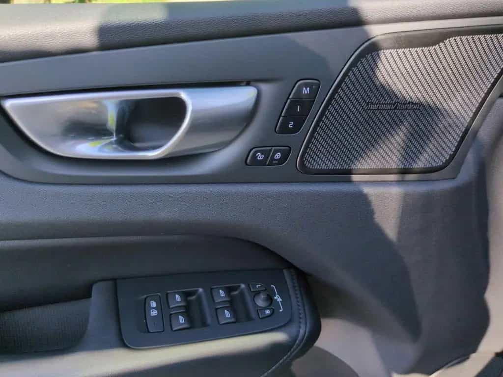 Volvo XC 60 Plus Dark 2WD 01/2024-photo-8