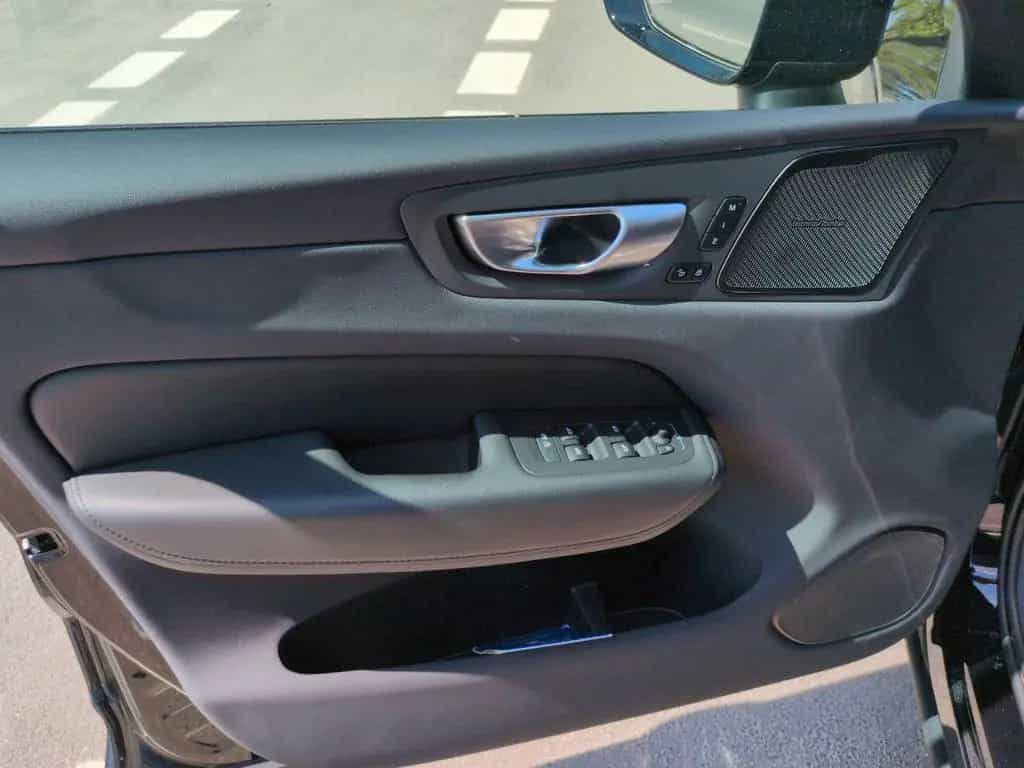 Volvo XC 60 Plus Dark 2WD 01/2024-photo-8