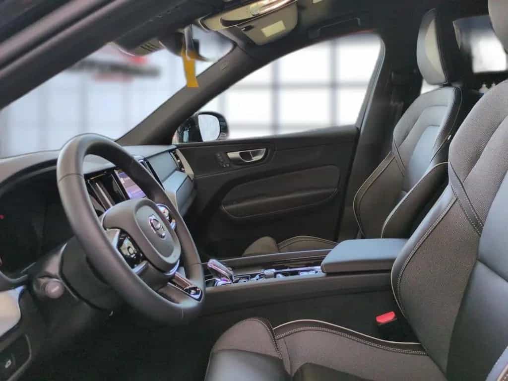 Volvo XC 60 Plus Black Edition AWD 02/2024-photo-11