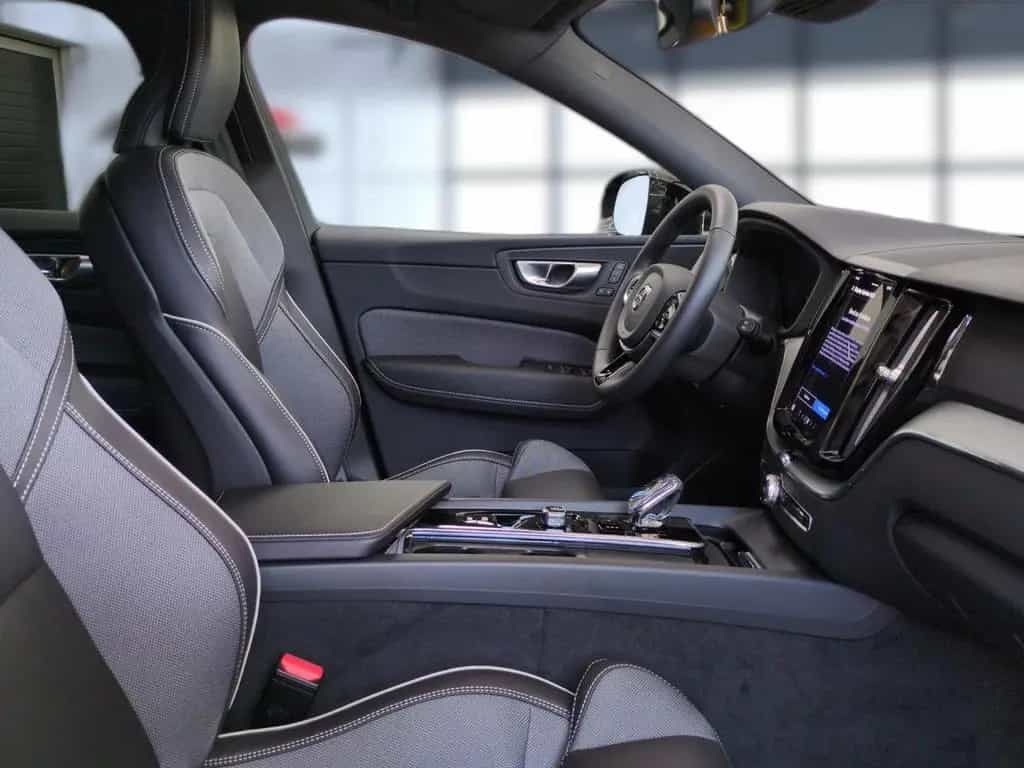 Volvo XC 60 Plus Black Edition AWD 02/2024-photo-20