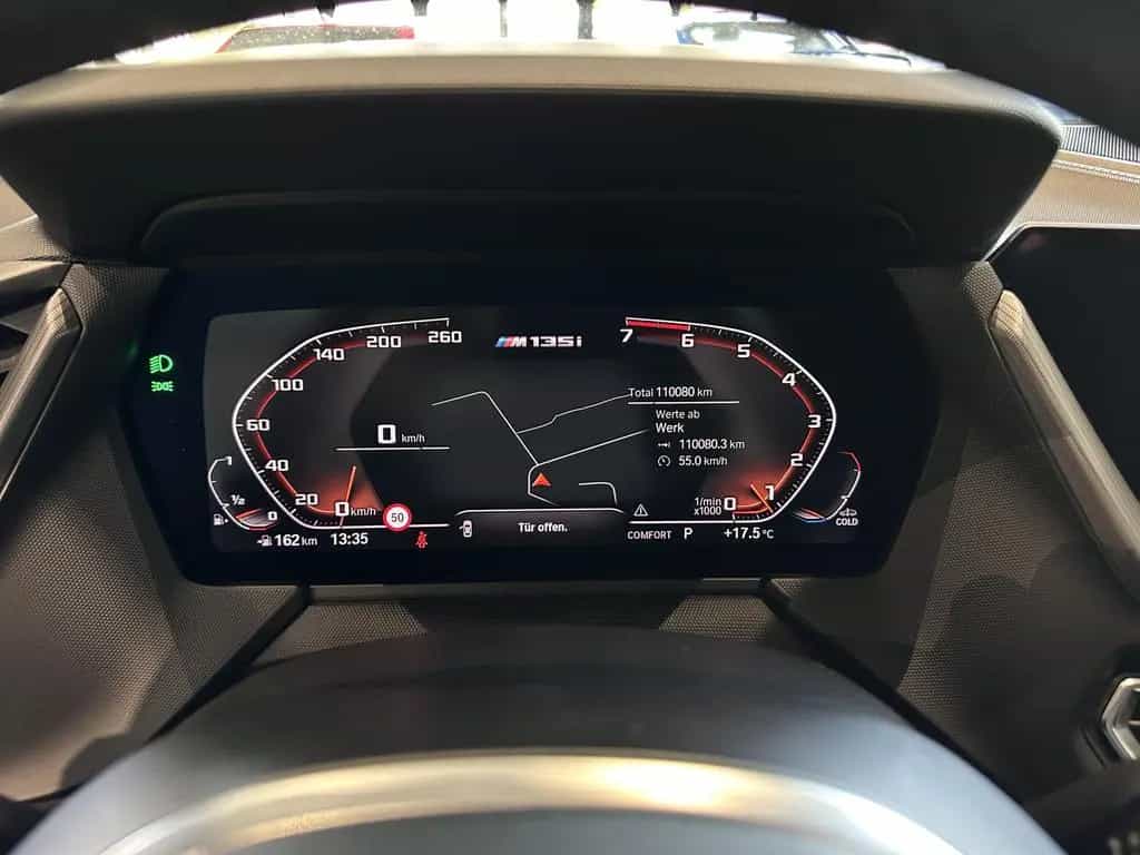 BMW M135 i xDrive *PANO, SCHALE, HUD, LEDER, H&K* 12/2020-photo-31