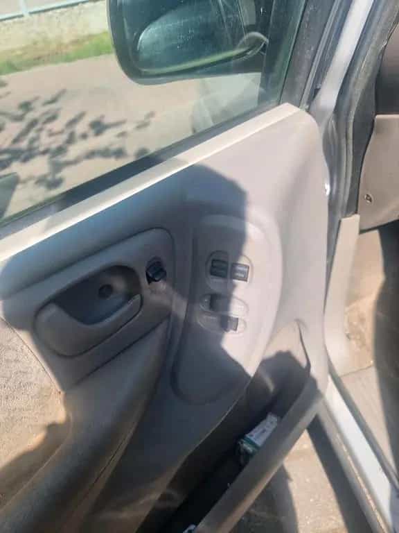 Chrysler Voyager 2,4 04/2002-photo-1