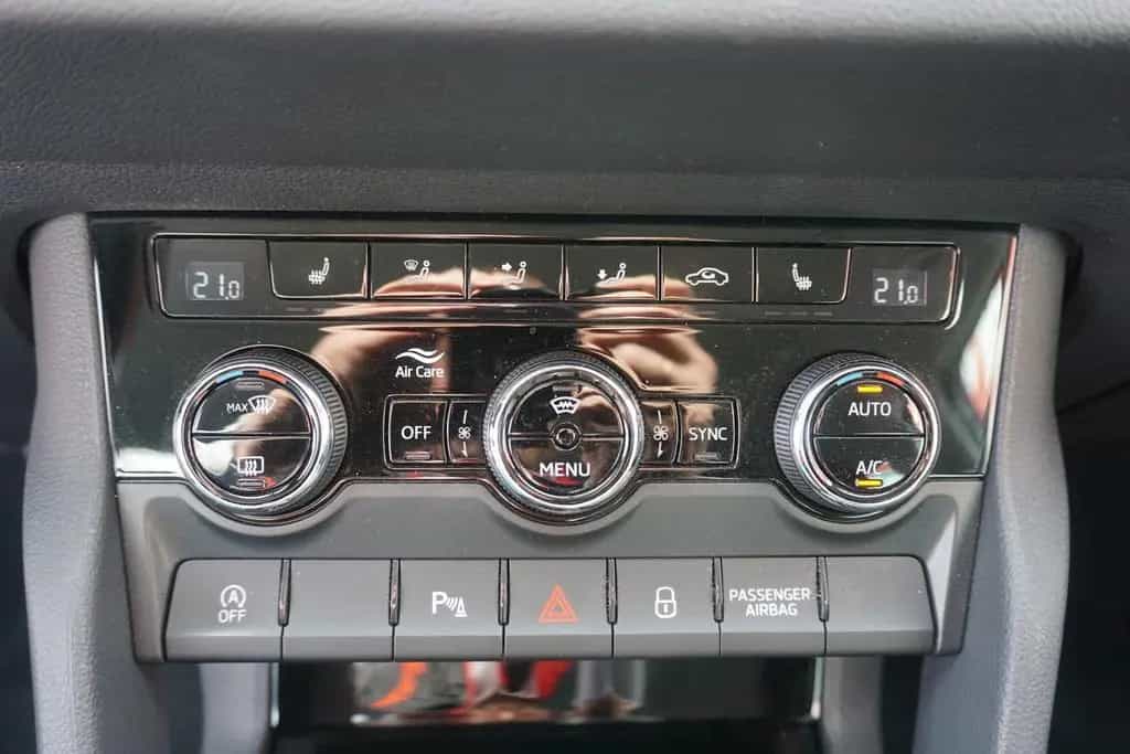 Skoda Karoq 1.5 TSI Drive 125 DSG LED Kamera AHK 04/2021-photo-13