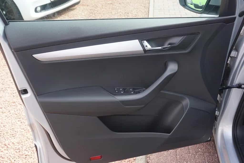 Skoda Karoq 1.5 TSI Drive 125 DSG LED Kamera AHK 04/2021-photo-24