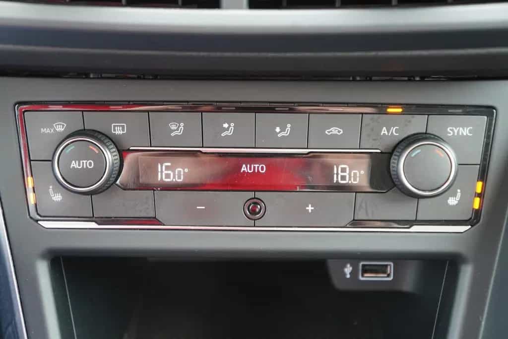 Volkswagen Polo 1.0 TSI Highline LED NAVI AAC SHZ TEMPOMAT 04/2018-photo-17