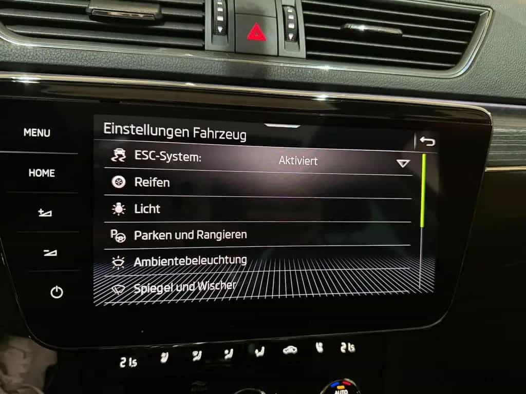Skoda Superb Combi Premium Edition/360KAM/LED/DCC/PANO 11/2021-photo-36