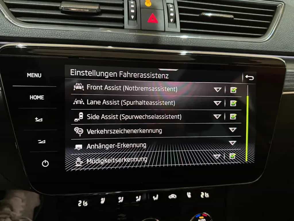 Skoda Superb Combi Premium Edition/360KAM/LED/DCC/PANO 11/2021-photo-37