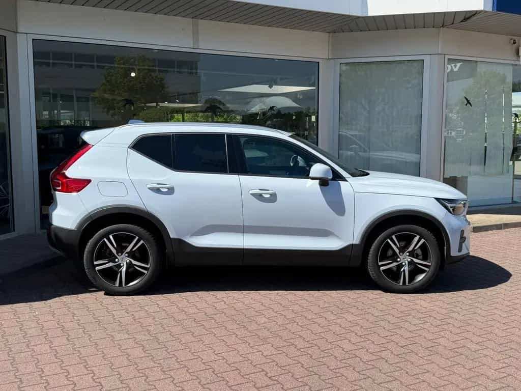Volvo XC40 B3 Core DCT 07/2025-photo-3