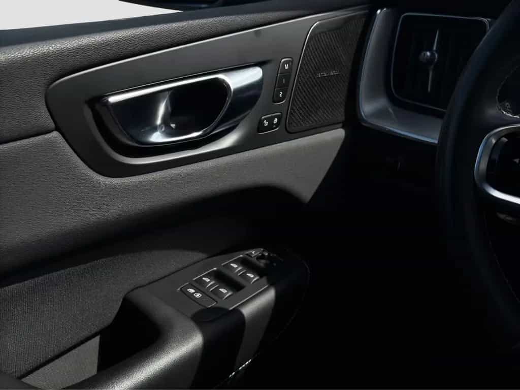 Volvo XC60 T4 R-Design/AHK/Pano/HuD/Kam/BLIS/DAB/H&K 07/2020-photo-11