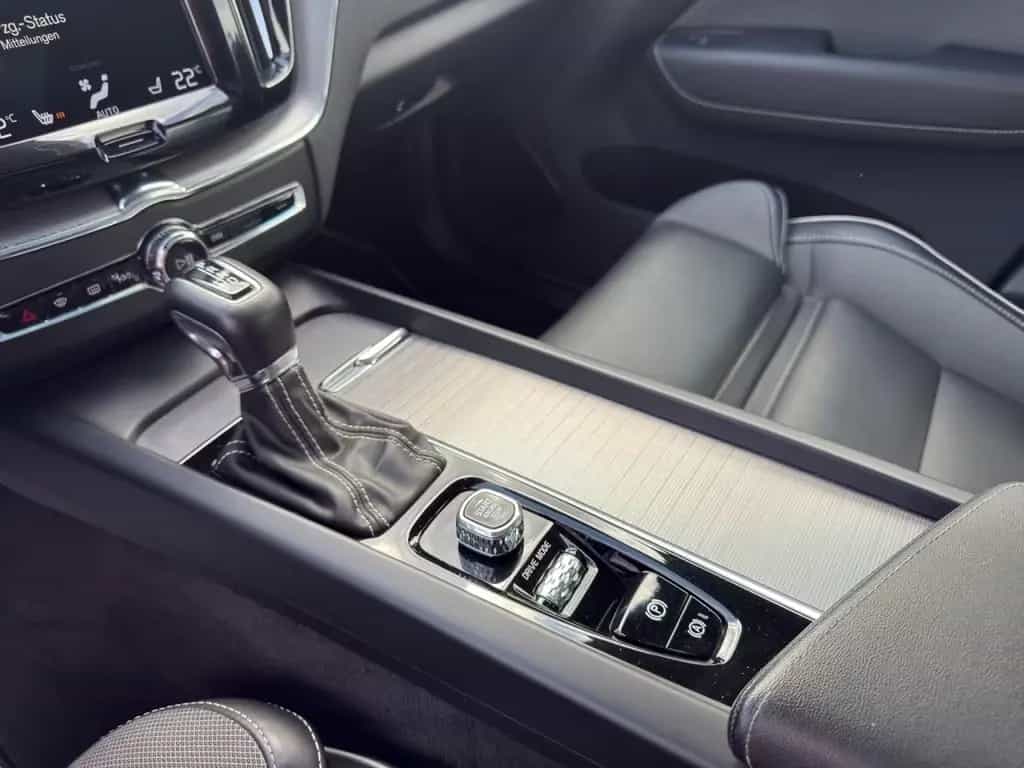 Volvo XC60 T4 R-Design/AHK/Pano/HuD/Kam/BLIS/DAB/H&K 07/2020-photo-17