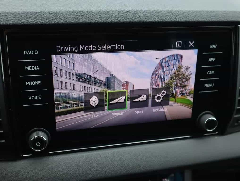Skoda Karoq 1.5TSI Sportline el.Klappe+ACC+Matrix+RFC 08/2025-photo-16