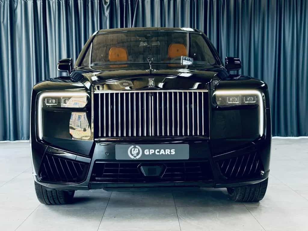 Rolls-Royce Cullinan Black Badge SHOOTING STARS BESPOKE 4SEATS STOCK null-photo-1