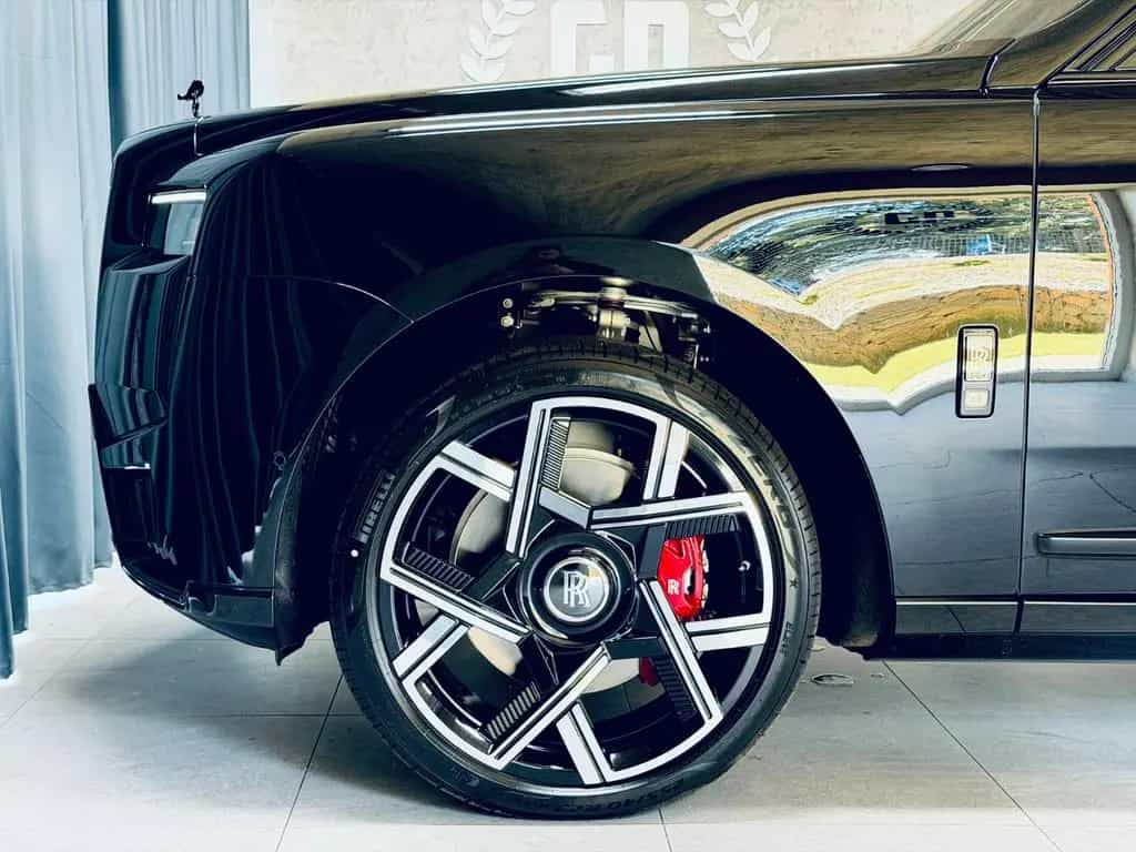 Rolls-Royce Cullinan Black Badge SHOOTING STARS BESPOKE 4SEATS STOCK null-photo-10