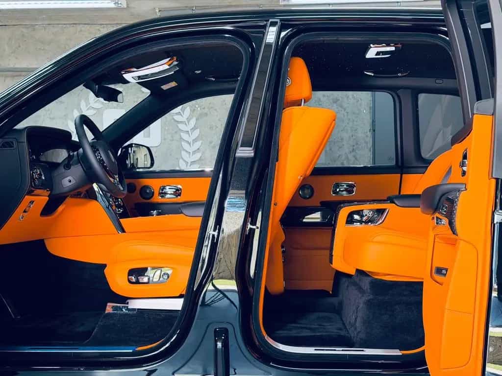 Rolls-Royce Cullinan Black Badge SHOOTING STARS BESPOKE 4SEATS STOCK null-photo-17