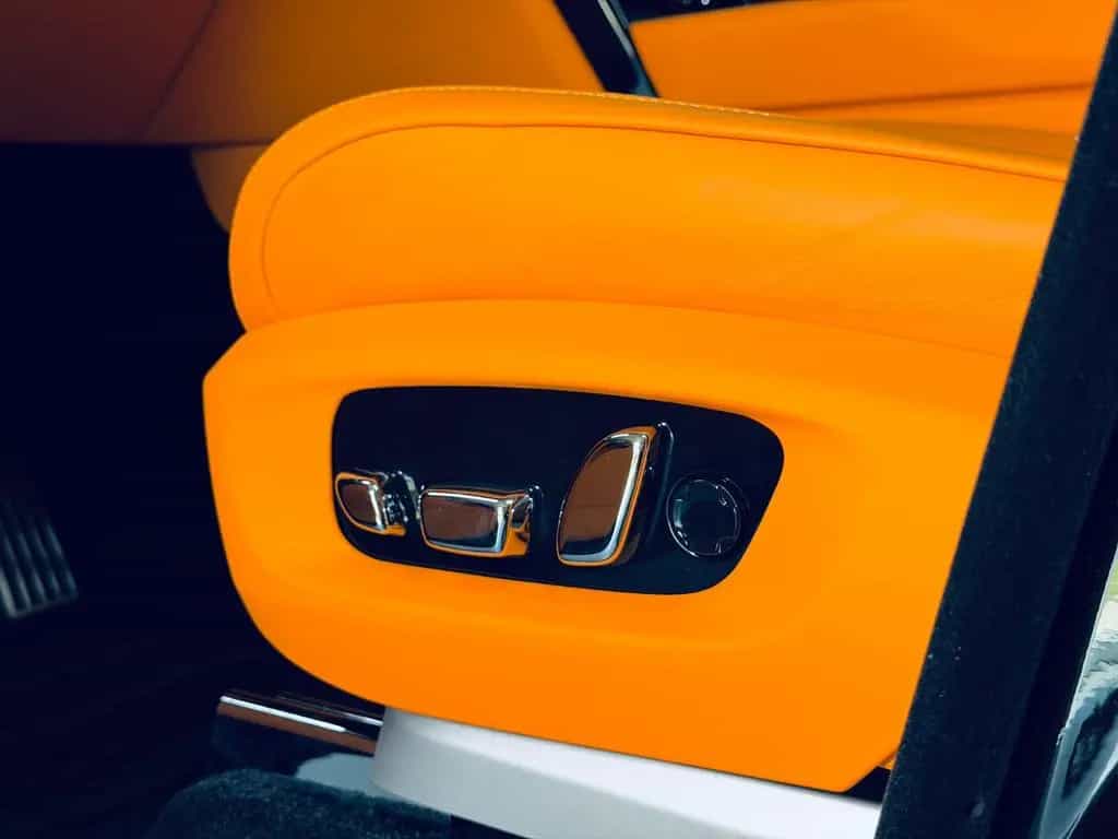 Rolls-Royce Cullinan Black Badge SHOOTING STARS BESPOKE 4SEATS STOCK null-photo-18