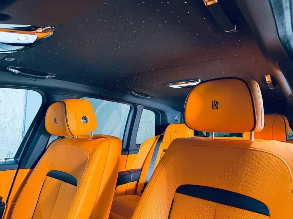 Rolls-Royce Cullinan Black Badge SHOOTING STARS BESPOKE 4SEATS STOCK null-photo-21