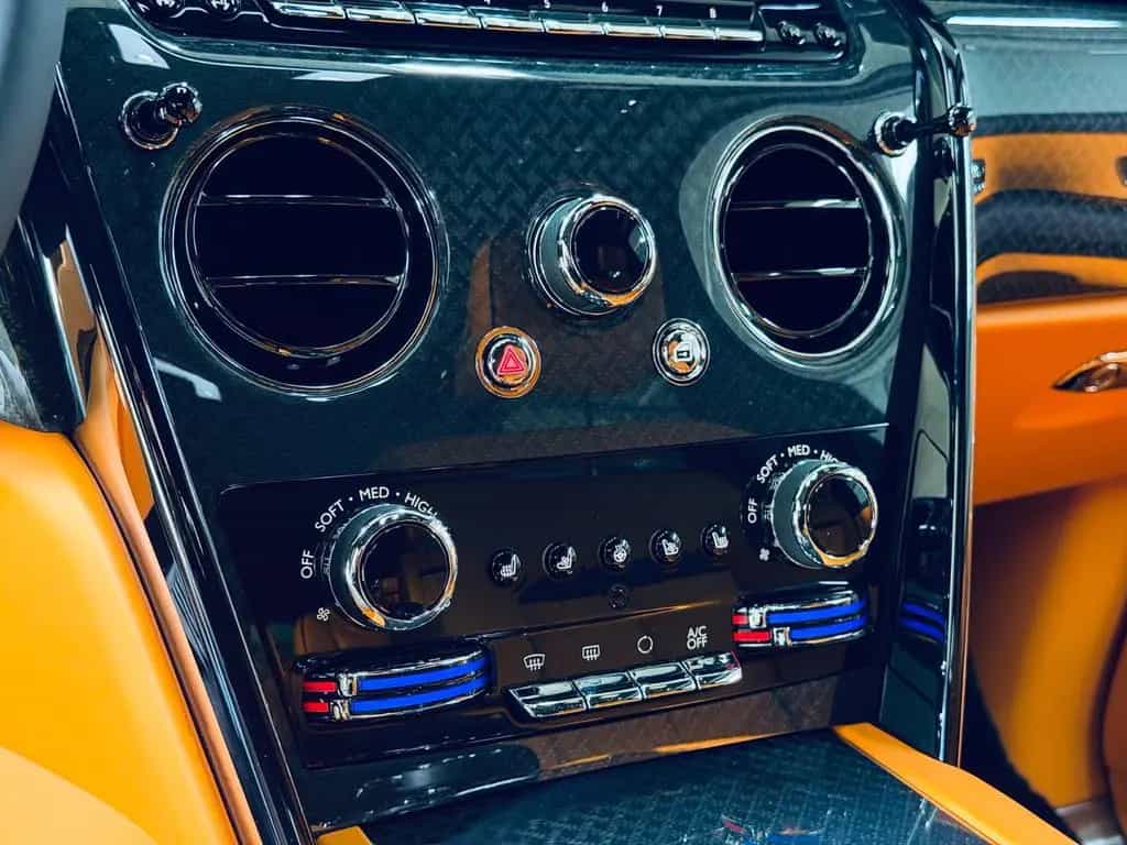 Rolls-Royce Cullinan Black Badge SHOOTING STARS BESPOKE 4SEATS STOCK null-photo-27