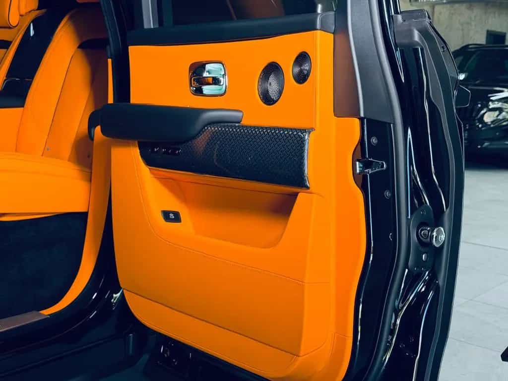 Rolls-Royce Cullinan Black Badge SHOOTING STARS BESPOKE 4SEATS STOCK null-photo-31