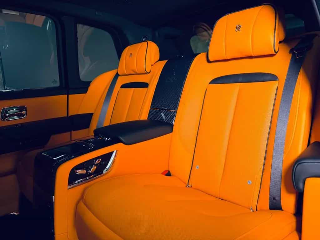 Rolls-Royce Cullinan Black Badge SHOOTING STARS BESPOKE 4SEATS STOCK null-photo-33