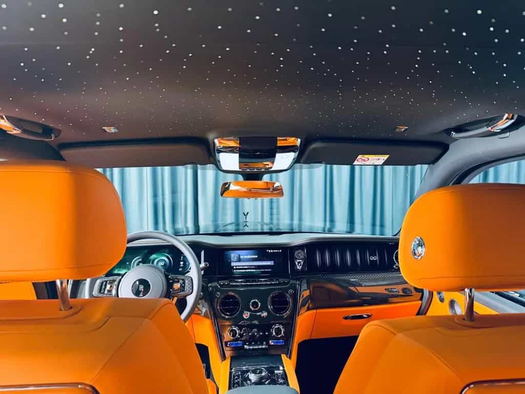 Rolls-Royce Cullinan Black Badge SHOOTING STARS BESPOKE 4SEATS STOCK null-photo-38