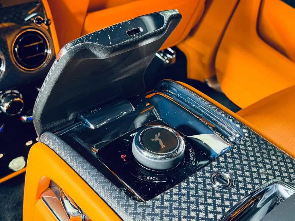 Rolls-Royce Cullinan Black Badge SHOOTING STARS BESPOKE 4SEATS STOCK null-photo-41