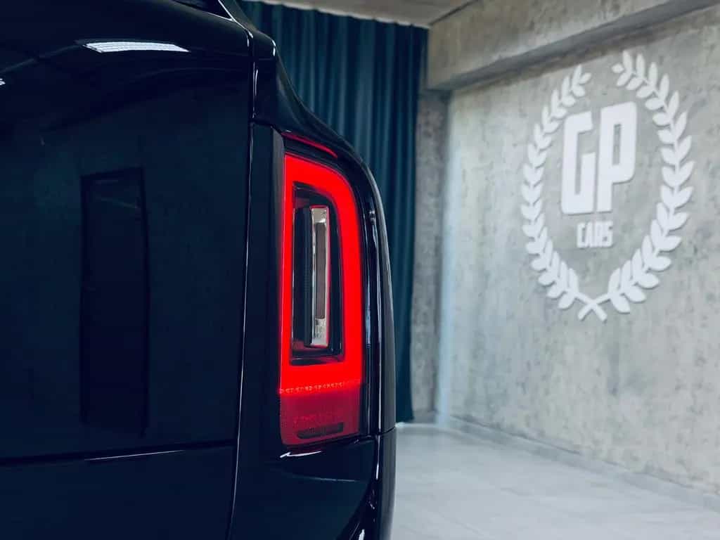 Rolls-Royce Cullinan Black Badge SHOOTING STARS BESPOKE 4SEATS STOCK null-photo-8