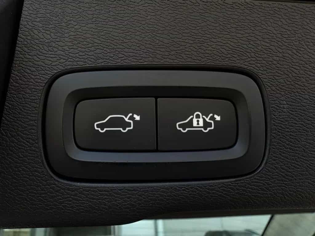 Volvo XC60 2.0 B4 Plus Dark 02/2023-photo-17