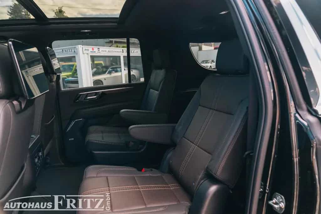 Chevrolet Suburban High Country - 6,2l V8 4WD TV null-photo-20