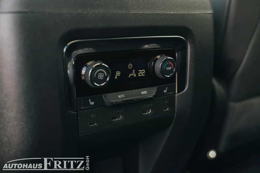 Chevrolet Suburban High Country - 6,2l V8 4WD TV null-photo-22