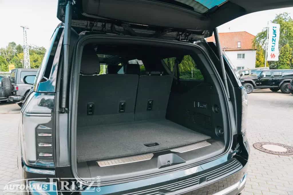 Chevrolet Suburban High Country - 6,2l V8 4WD TV null-photo-24