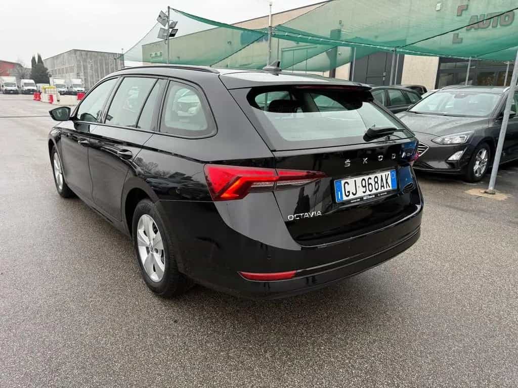 Skoda Octavia 2.0 TDI EVO SCR Wagon Executive 01/2022-photo-3