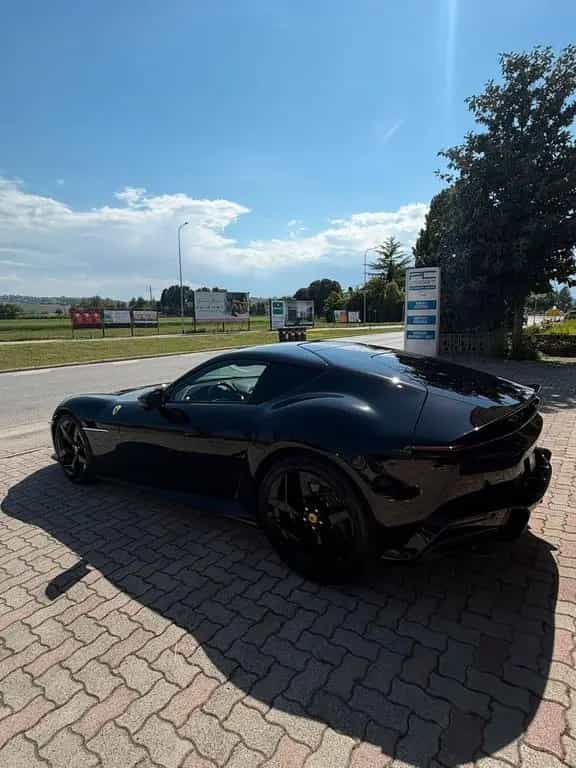Ferrari 12Cilindri 10/2024-photo-1