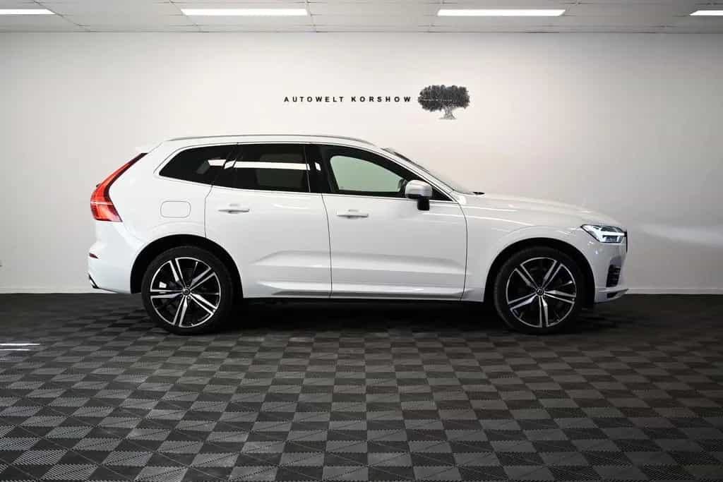 Volvo XC60 R DESIGN 2WD*LED*VIRTUAL*PDC*AHK*21" FELGEN 09/2018-photo-4