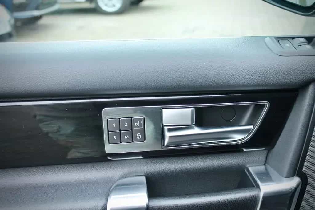 Land Rover Discovery 3.0 SDV6 Panorama Xenon Leder 7-Sitz 04/2015-photo-13