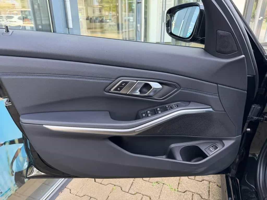 BMW 3 Series 318i Touring M Sport PANO HiFi 19" DA Keyless 05/2022-photo-21