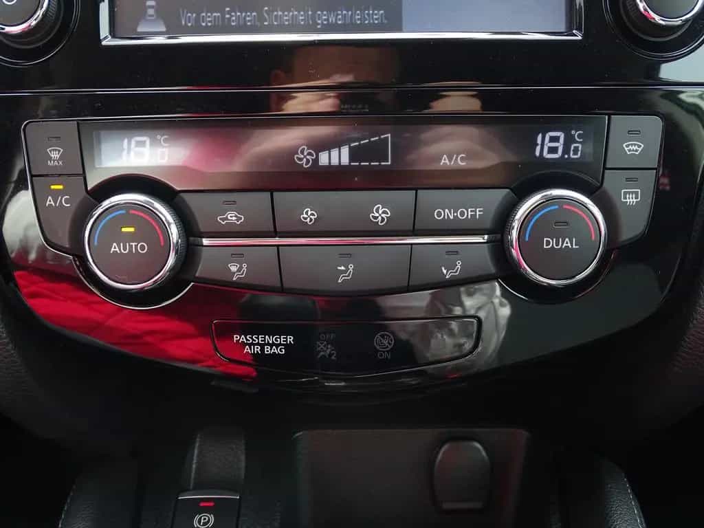 Nissan Qashqai 1.6 DIG-T N-Connecta Navi Panorama AHK 06/2018-photo-12