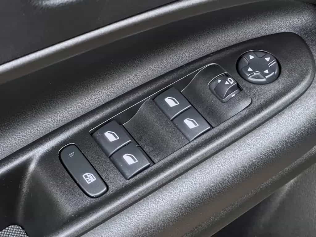 Jeep Avenger SUMMIT AUTOMATIK LEDER PANORAMA GARANTIE 02/2025-photo-38