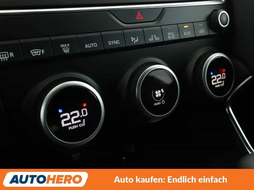 Jaguar E-Pace P200 R-Dynamic AWD Aut.*NAVI*CAM*LED* 12/2019-photo-22
