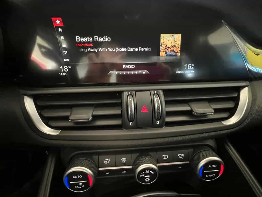 Alfa Romeo Giulia Quadrifoglio 2.9 V6 Bi-Turbo 06/2017-photo-27
