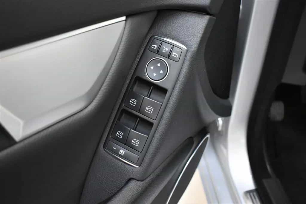 Mercedes-Benz C 180 T CGI Avantgarde+NAVI+PDC+SHZ+Teilleder 10/2011-photo-21